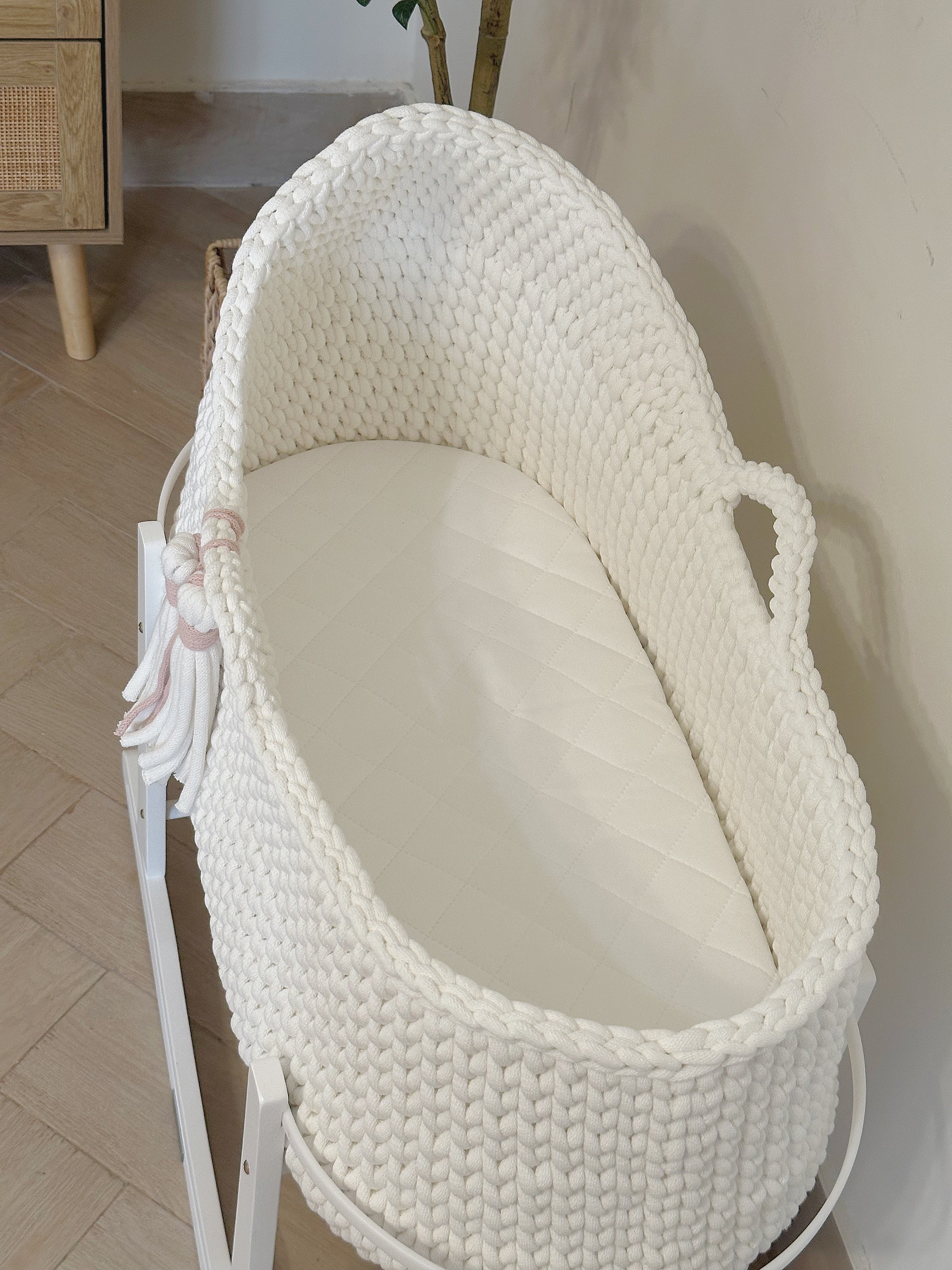Hooded Moses Basket - off White