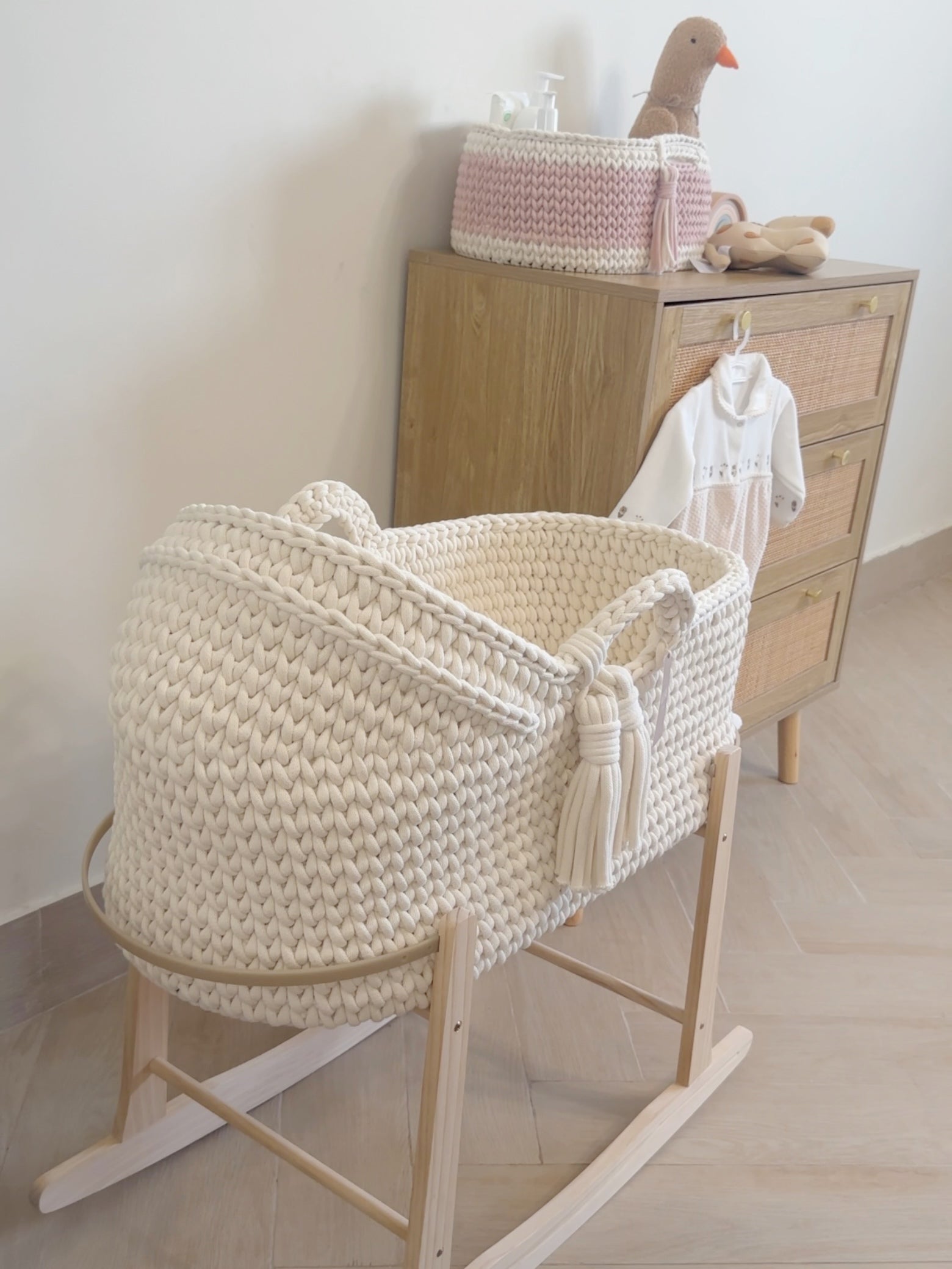 Hooded Moses Basket - Natural White